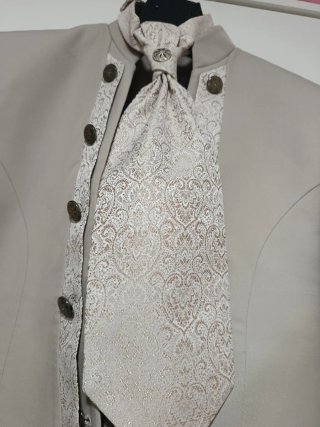 Traje Beige y Dorado