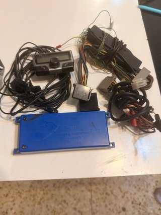 Se vende radio de coche kenwood y de regalo parrot