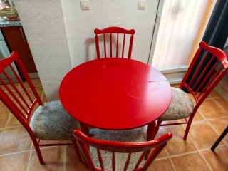Mueble de salita rojo ,mesa y 6 sillas