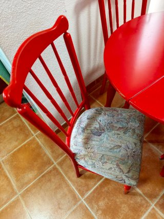 Mueble de salita rojo ,mesa y 6 sillas