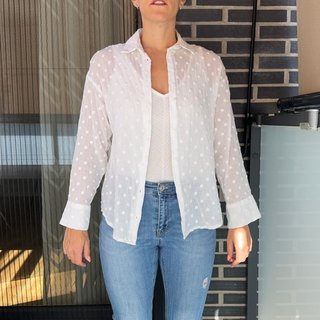 Camisa/blusa oversize blanca con lunares bordados