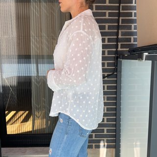 Camisa/blusa oversize blanca con lunares bordados