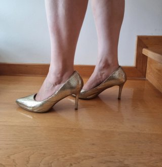 Zapatos de tacón dorados