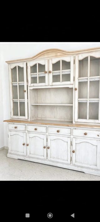 Mueble de salón blanco y madera