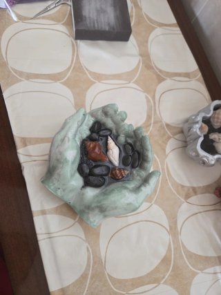 Centro de mesa decorativo manos conchas resina