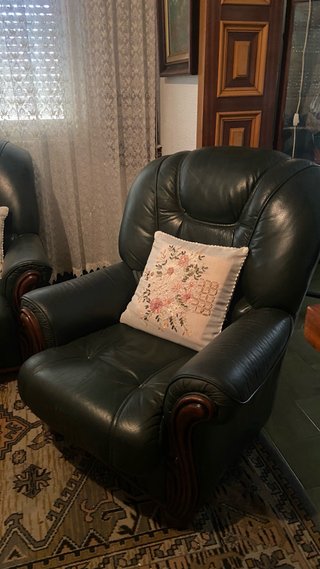 Sofa de tres plazas y butaca. Bien estado
