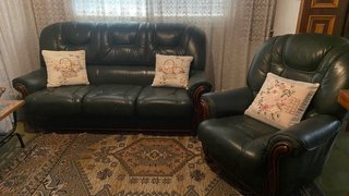 Sofa de tres plazas y butaca. Bien estado