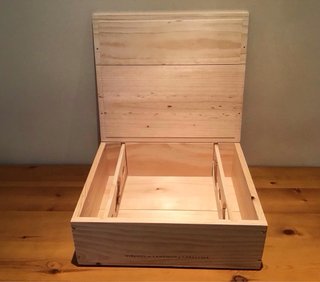 Caja de madera con tapa sobrepuesta especial