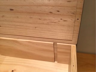 Caja de madera con tapa sobrepuesta especial