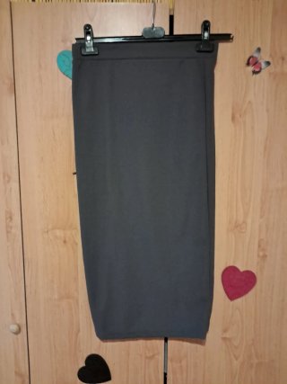 Falda gris con abertura