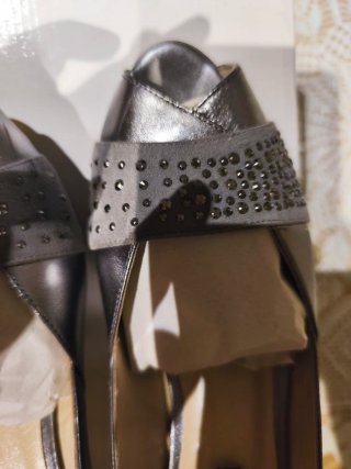 Zapatos de tacón Doriani grises y plateados