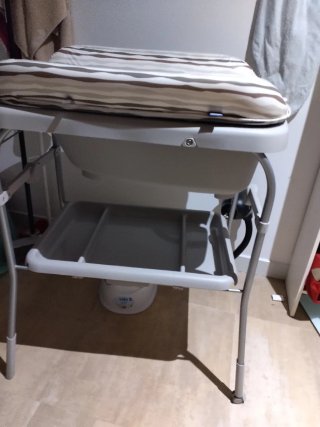 Cuna madera con ruedas y bañera cambiador