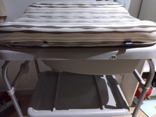 Cuna madera con ruedas y bañera cambiador