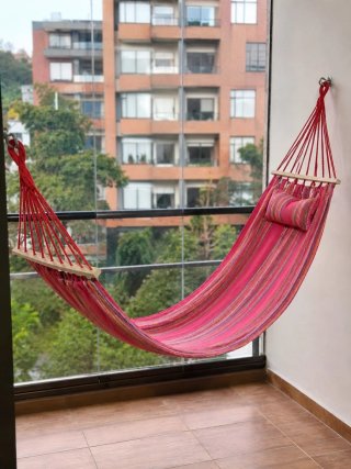 Hamaca de tela y madera multicolor