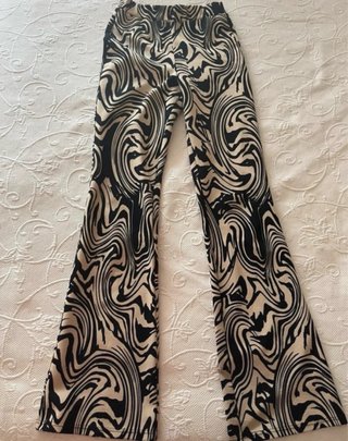 Pantalones campana Stradivarius estampado