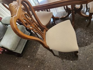 Mesa de comedor y sillas de madera