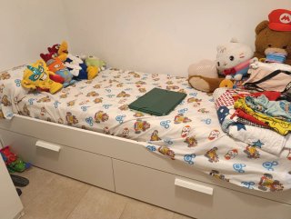 Cama Ikea blanca con cajones