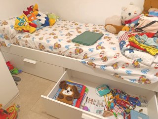 Cama Ikea blanca con cajones
