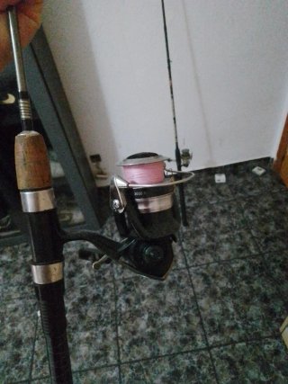 Caña de pescar con carrete
