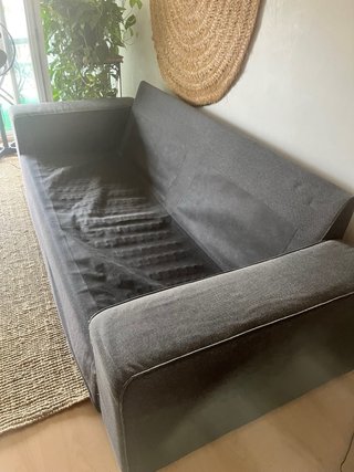 Sofá 2 plazas gris oscuro SIN COJINES!