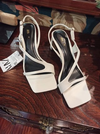 Sandalia blanca Zara