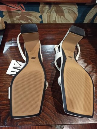 Sandalia blanca Zara