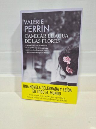 Cambiar el agua de las flores