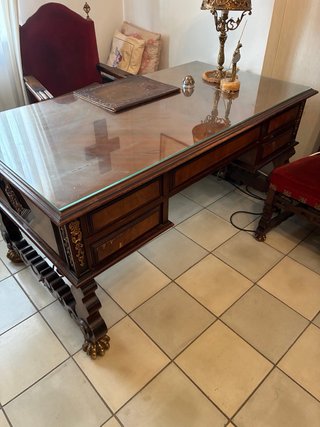 Escritorio de madera con silla y vitrina