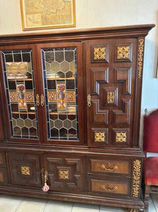 Escritorio de madera con silla y vitrina