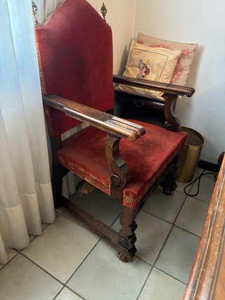 Escritorio de madera con silla y vitrina