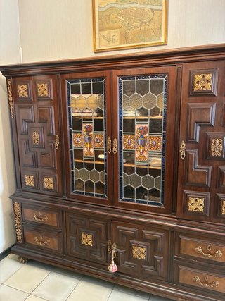 Escritorio de madera con silla y vitrina