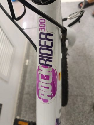 Bicicleta de montaña blanca