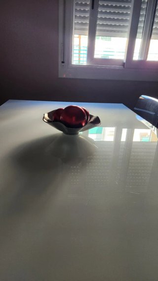 Centro de mesa decorativo rojo y dorado