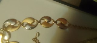 Cinturón dorado con adornos y cadena