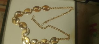 Cinturón dorado con adornos y cadena