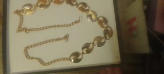 Cinturón dorado con adornos y cadena