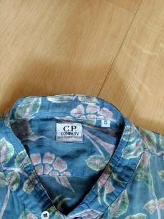 Camisa CP Company floral azul y verde