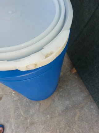 Bidón de plástico azul con grifo