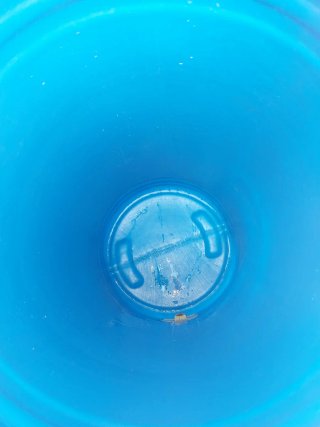 Bidón de plástico azul con grifo
