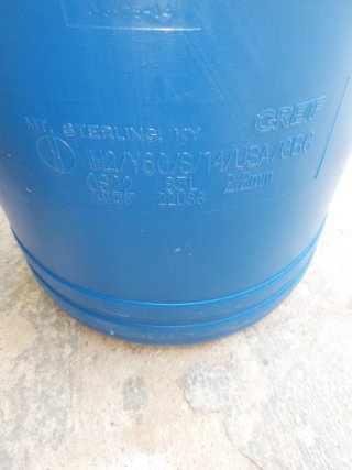 Bidón de plástico azul con grifo