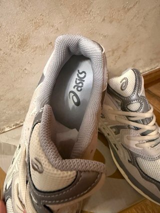 Asics Beige y Gris