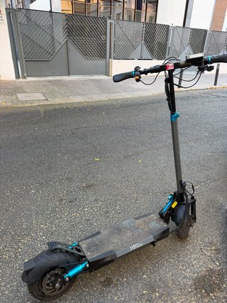 Patinete eléctrico gris y azul