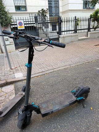 Patinete eléctrico gris y azul