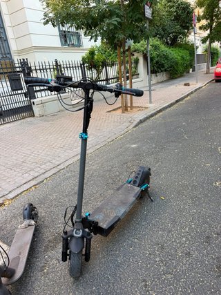 Patinete eléctrico gris y azul