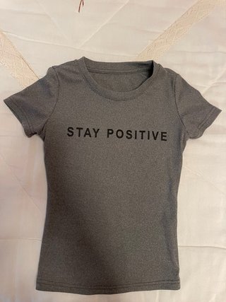 Camiseta gris STAY POSITIVE