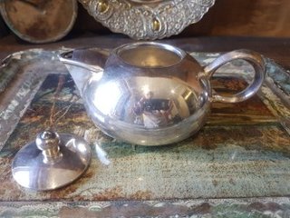 Gioielli da latte e caffettiera con marcatura