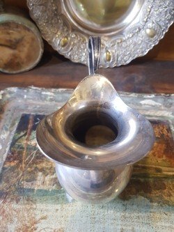 Gioielli da latte e caffettiera con marcatura