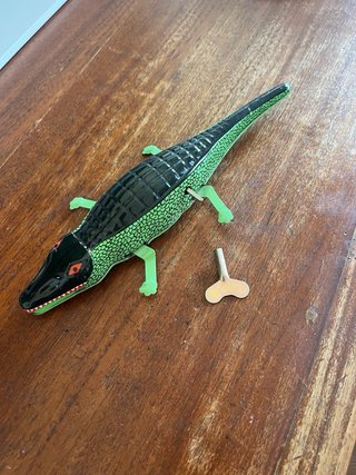Juguete cocodrilo de hojalata a cuerda
