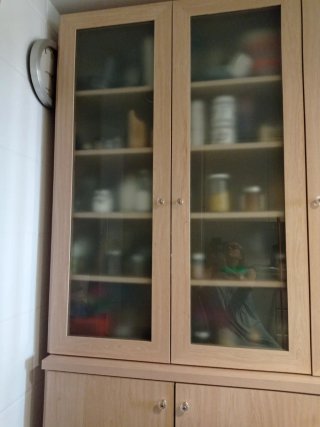 Alacena de madera y cristal
