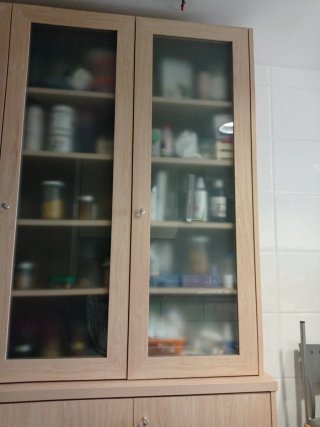 Alacena de madera y cristal